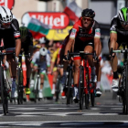 Matthews (izquierda) se impone en la línea de meta.-REUTERS