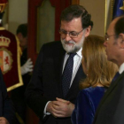 El presidente Mariano Rajoy conversa con Juan José Gonzélez Rivas, presidente del Tribunal Constitucional.-DAVID CASTRO
