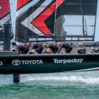 El barco del equipo Emirates Team New Zealand, con sus revolucionarias bicicletas, entrenando en su base de Auckland el pasado mes de febrero.-EMIRATES TEAM NEW ZEALAND