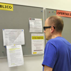 Una persona consulta ofertas de trabajo en una oficina del Servicio Público de Empleo. / ÁLVARO MARTÍNEZ-