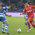 Moha, en la imagen intentando superar a dos rivales, acabó el partido de Riazor lesionado.-Área 11