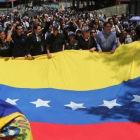 El líder opositor Henrique Capriles (centro), junto a distintos dirigentes del partido opositor Primero Justicia, participa en una caminata que acompaña el cortejo fúnebre del concejal fallecido Fernando Albán, el 10 de octubre del 2018 en Caracas.-EFE / MIGUEL GUTIÉRREZ
