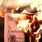 Imagen del tuit de Arran en la que se quema una Constitución española.-EL PERIÓDICO