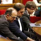Turull, Junqueras y Puigdemont en una votación en el Paralment.-RICARD CUGAT