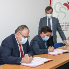 Firma del acuerdo entre el Instituto de Ciencias de la Salud y Caja Rural con asistencia del consejero de Sanidad en marzo. GONZALO MONTESEGURO