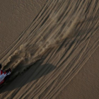 El coche de Ronan Chabot seguido por el buggie de Robby Gordon, en la segunda etapa del Dakar del 2019.-REUTERS