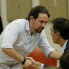 Pablo Iglesias se acerca a saludar a Pedro Sánchez en la constitución de la Diputación Permanente en el Congreso el pasado mayo.-JOSÉ LUIS ROCA