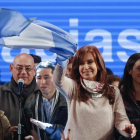 La expresidenta argentina Cristina Fernández de Kirchner, candidata a senadora por Unidad Ciudadana, saluda a sus seguidores en el búnker de campaña en la ciudad de Buenos Aires tras conocer los resultados electorales de las primarias en Argentina.-EFE / DAVID FERNÁNDEZ
