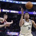 Giannis Antetokounmpo controla un balón durante el partido contra Chicago Bulls.-AP / AARON GASH