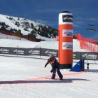 Astrid Fina cruza la meta en segunda posición en la Copa del Mundo de snowboard paralímpico disputada en La Molina.-