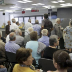La gente espera en el interior de un banco en Atenas.-Foto:   STRINGER / REUTERS