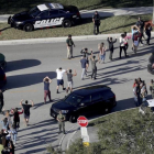 Evacuación de estudiantes con los brazos en alto a la salida del instituto Marjory Stoneman Douglas, en Parkland (Florida), el 14 de febrero.-AP