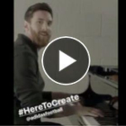 Imagen del vídeo en el que aparece Messi tocando el himno de la Champions en un piano.-