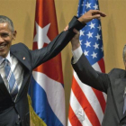 El presidente cubano, Raúl Castro, con su homólogo estadounidense, Barack Obama, el pasado mes de marzo en La Habana.-AP / RAMON ESPINOSA