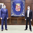 El presidente de la Junta, Alfonso Fernández Mañueco, y el líder de la oposición Luis Tudanca, con mascarillas antes de la reunión. ICAL