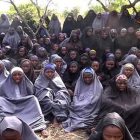 Las menores secuestradas por Boko haram, en una imagen de un vídeo del grupo extremista nigeriano, vestidas con velo de cuerpo entero, el 12 de mayo de 2014.-AFP