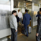 Funcionarios del ministerio de Transportes acceden a las oficionas de Mitsubishi Motors, este jueves, en Okazaki.-KYODO / REUTERS