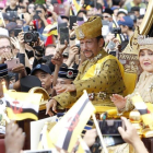El sultan Hassanal Bolkiah saluda a sus ciudadanos acompanado por su primera esposa, Pengiran Anak Saleha-EFE / RUDOLF PORTILLO