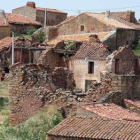 Casas hundidas en un pueblo soriano. / ÁLVARO MARTÍNEZ-