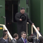 Kim Jong-un baja del tren en la estación de Jasán, en suelo ruso, este miércoles.-PRIMORSKY REGIONAL ADMINISTRATION PRESS SERVICE