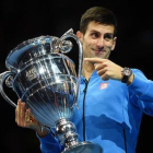 Novak Djokovic, con el trofeo de número 1 del mundo recibido en el O2 de Londres tras derrotar a Kei nishikori en el debut de la Copa de Maestros.-REUTERS / TONY O'BRIEN