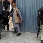 Un estudiante entra en la escuela de Peshawar atacada por los talibanes el pasado diciembre.-Foto: REUTERS / KHURAM PARVEZ