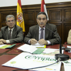 En primer término Moyano seguida de García y el subdelegado del Gobierno, Vicente Ripa. / ÚRSULA SIERRA-