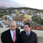 El alcalde de Ágreda, Jesús Manuel Alonso, junto con Emiliano García-Page. / ÁLVARO MARTÍNEZ-