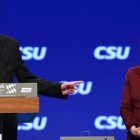 El líder de la CSU, Horst Seehofer, y la cancillera Angela Merkel, en noviembre del 2015.-AFP