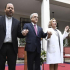 El presidente de Chile,  Sebastián Piñera,  (segundo por la izquierda) y su esposa, Cecilia Morel, rezan junto a dos religiosos en el acto conmemorativo del aniversario del golpe de Estado de 1973.-EFE