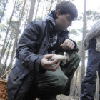 Dos jóvenes recogiendo setas en Pinares en una imagen de archivo. / ÁLVARO MARTÍNEZ-