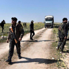 Los combatientes de las Fuerzas Democraticas Sirias vigilan la zona ante atentados terroristas.-EPA