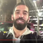Arda Turan muestra su apoyo a ampliar los poderes de Erdogan.-