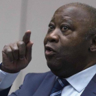 Laurent Gbagbo, expresidente de Costa de Marfil, gesticula en el juicio en la CPI.-PETER DEJONG (AFP)