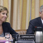 Ana María Martínez-Pina y Sebastián Albella, vicepresidenta y presidente de la CNMV, en la Comisión de Economía del Congreso en el 2016.-KIKO HUESCA