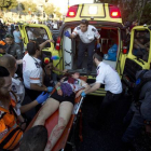 Los médicos, atiendendiendo a uno de los manifestantes heridos en el desfile del Orgullo Gay en Jerusalén el pasado jueves.-Foto:   AP / SEBASTIAN SCHEINER
