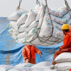 Unos operarios descargan sacos de soja en el puerto de chino de Nantong.-/ EFE / XU CONGJUN