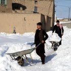 Vecinos de Ghazni retiran nieve.-EFE / GHULAM MUSTAFA