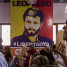 Un grupo de personas con afiches alusivos a leopoldo López y Antonio Ledezma asisten a una rueda de prensa de los partidos políticos Voluntad Popular y Alianza Bravo Pueblo en Caracas.-EFE