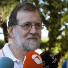El presidente del Gobierno Mariano Rajoy atiende a los medios de comunicacion durante su paseo por las orillas del rio Umia a su paso por la localidad de Ponte Arnelas en Ribadumia Pontevedra en el inicio de sus vacaciones.-SALVADOR SAS (EFE)