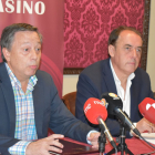Adolfo Sainz, presidente del Casino, a la izquierda, junto al presidente de la Diputación, Benito Serrano.-HDS