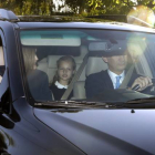 El Rey conduce el automóvil en el que, junto a Letizia, han llegado Leonor y Sofía al colegio Santa María de los Rosales, en Madrid.-EFE