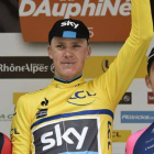 El podio del Dauphiné: Christopher Froome, el ganador, escoltado por Tejay Van Garderen (izquierda), segundo, y Rui Costa (derecha), tercero.-Foto: AFP / ERIC FEFERBERG