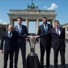 Obradovic y Vesely (Fenrbahçe) y Bourousis y Perasovic (Baskonia) posan en la puerta de Brandenburgo con el trofeo-RODOLFO MOLINA / GETTY IMAGES