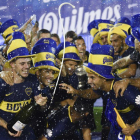 La plantilla del Boca Juniors celebra la Superliga argentina.-GUSTAVO GARELLO (AP)