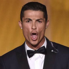 Cristiano Ronaldo grita tras lograr su tercer Balón de Oro.-Foto: AFP / FABRICE COFFRINI