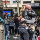Varias personas lloran tras depositar flores en el lugar en el que fue asesinado un policia durante un ataque yihadista perpetrado en la avenida de los Campos Eliseos de París.-EFE / CHRISTOPHE PETIT TESSON