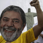 Un manifestante seguidor de Lula usa una máscara con la imagen del expresidente, en un acto a favor de su liberación, el 14 de abril, en Río de Janeiro-EFE / ANTONIO LACERDA