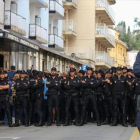 Policías nacionales montan un cordón junto al hotel de Pineda donde se alojan-REUTERS / ALBERT GEA