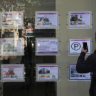 La compraventa de viviendas suma tres meses de incrementos pero cae 28 puntos porcentuales comparado con abril.-ELISENDA PONS